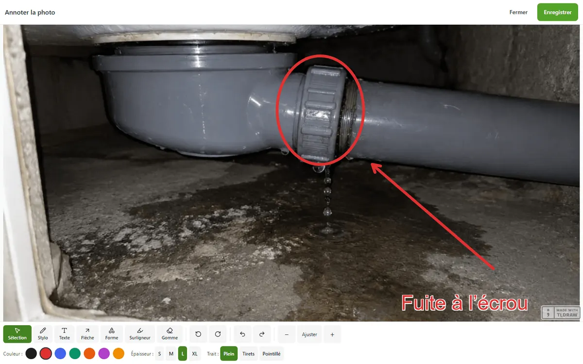 Photo d'un siphon annotée dans l'éditeur : un cercle rouge autour de l'écrou qui fuit, une flèche et le texte « Fuite à l'écrou »